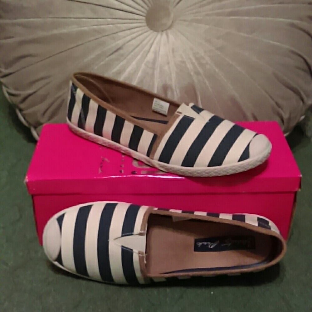 Celebrity Pink, Dara Flats